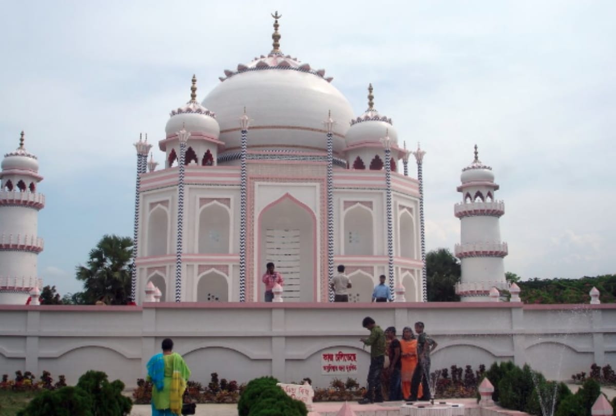 Taj Mahal replica in Bangladesh made by Film Maker Ahsanullah Moni