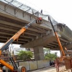 फ्लाईओवर की शटरिंग गिरने के बाद राहत कार्य में लगे कर्मचारी