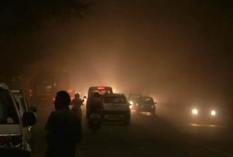 दिल्ली एनसीआर में चली धूल भरी आंधी, शहर की बत्ती हुई गुल Dusty Storm Heavy Wind In Delhi Ncr