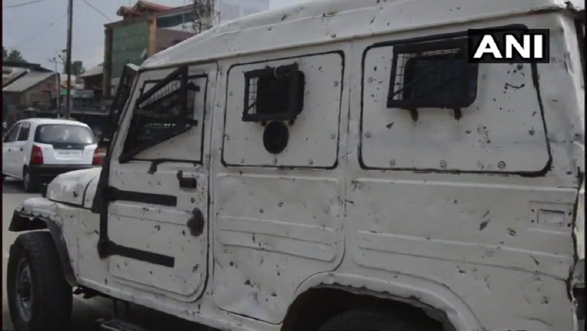 J&K: two security personnel and one civilian injured after terrorists grenade attack in Anantnag 