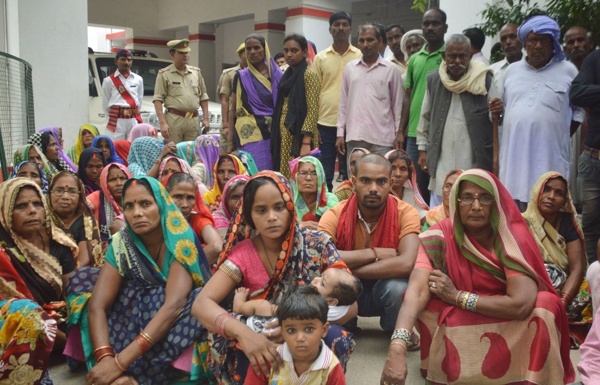 हत्यारोपियों की गिरफ्तारी के लिए एसपी ऑफिस पर प्रदर्शन