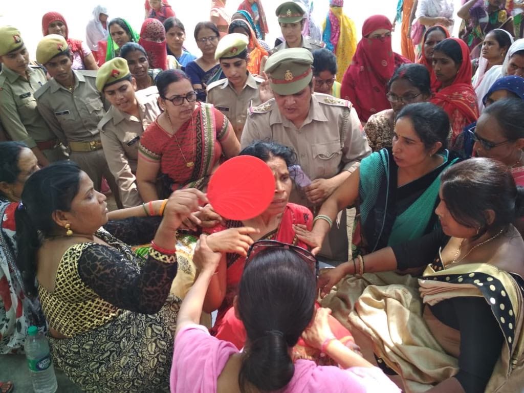 Anganwadi workers assaulted by police in mainpuri