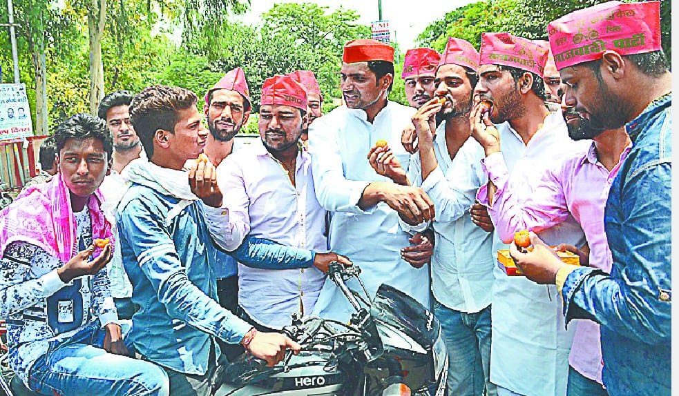 aatishbaji ki, miyhali bantkar manya jasan