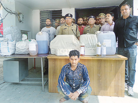 अकबरपुर कोतवाली में रखी नकली शराब, जानकारी देते एसपी