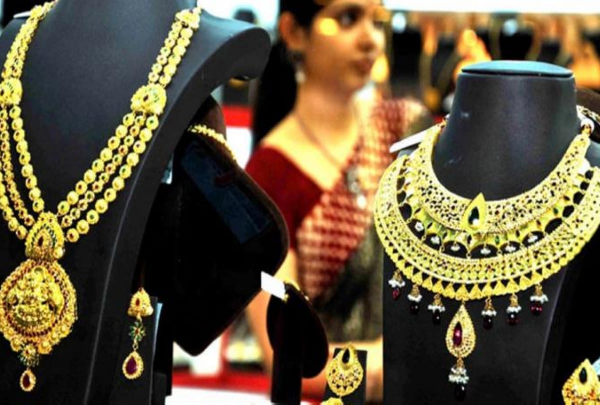 theft from Saraf and Grocery Store shop shutter broken jwellery and cash stolen in azamgarh up