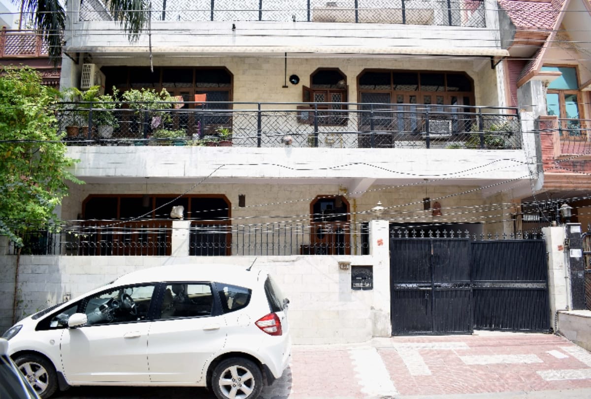 three crooks looted house in noida by attacking 5 year old and grandmother with knife in noida