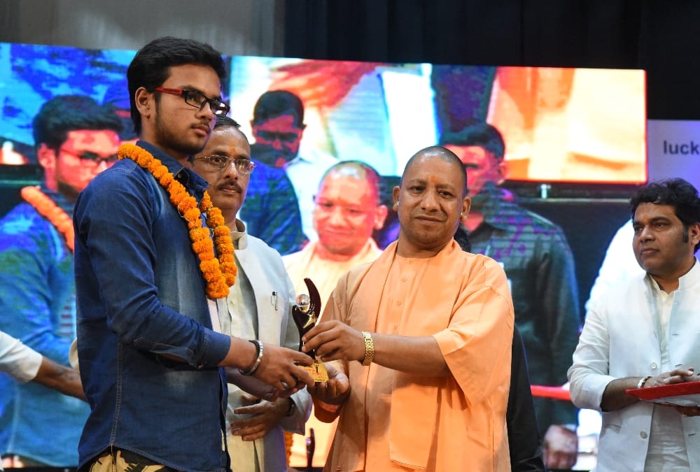 amar ujala medhavi chhatra samman pics.