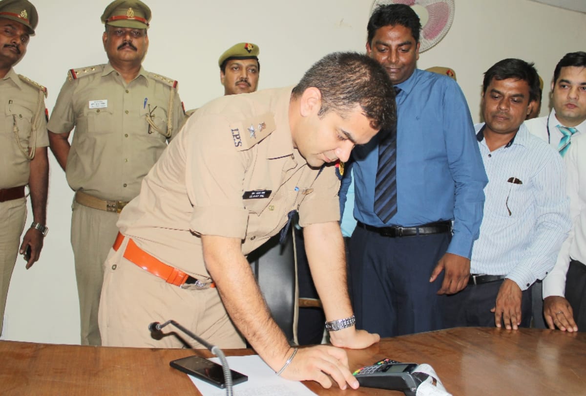 police use swipe machine for break traffic rule in gautam budh nagar