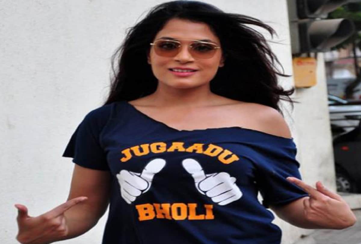 Richa Chadha has done this great work for the capture elephant in the temple of Kolhapur