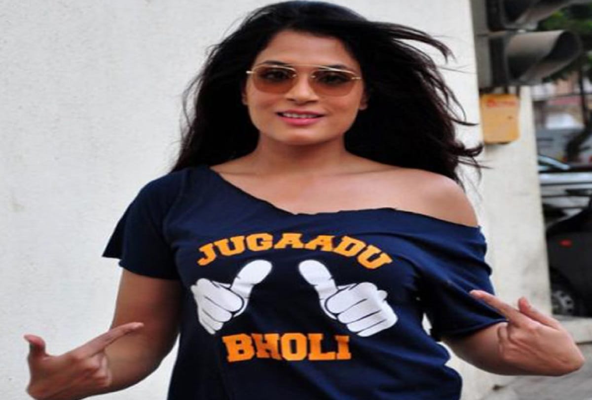 Richa Chadha has done this great work for the capture elephant in the temple of Kolhapur