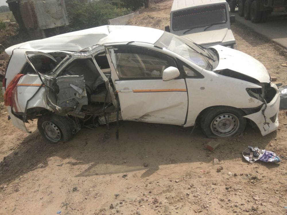 three died and many injured in road accident in agra