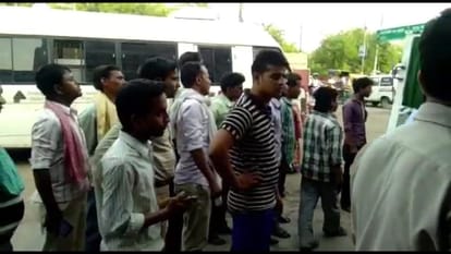 three died and many injured in road accident in agra
