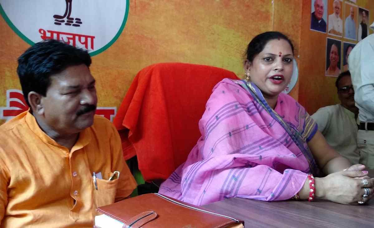 BJP MLA sadhna singh threatened to journalist in chandauli