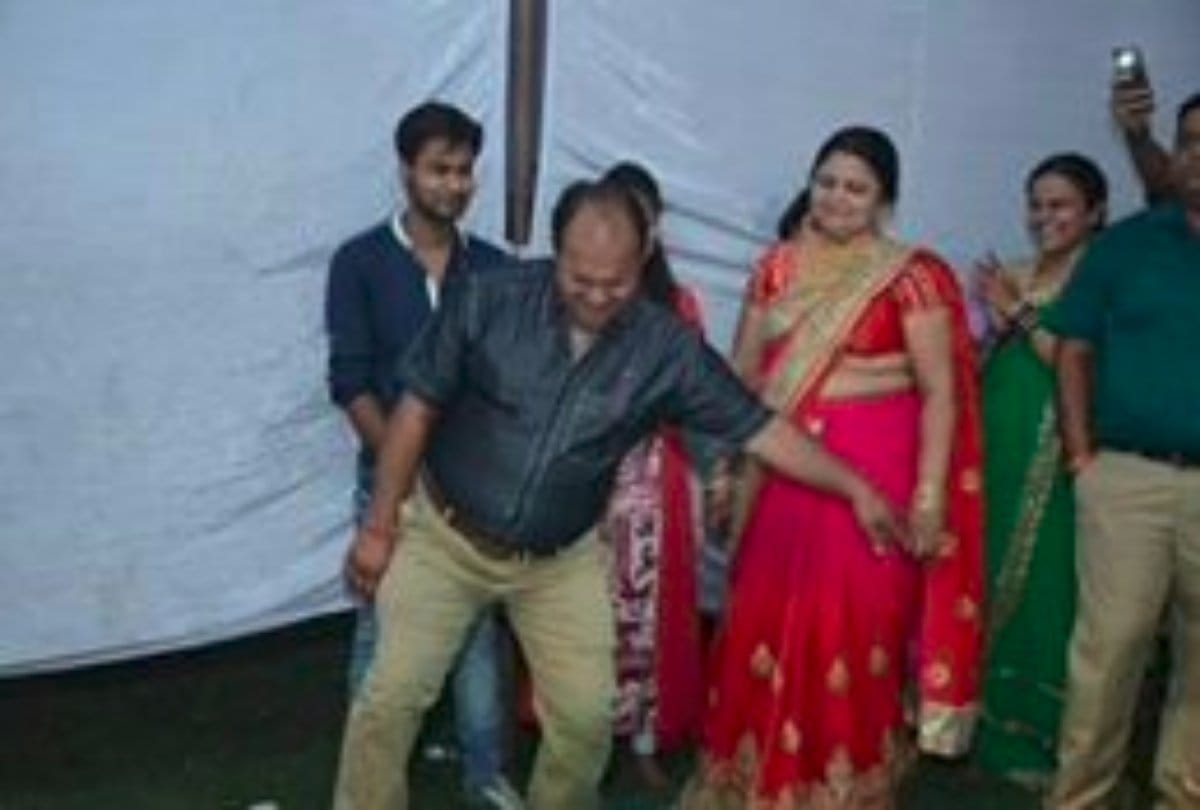 Video being viral of a uncle who is dancing in govinda style   