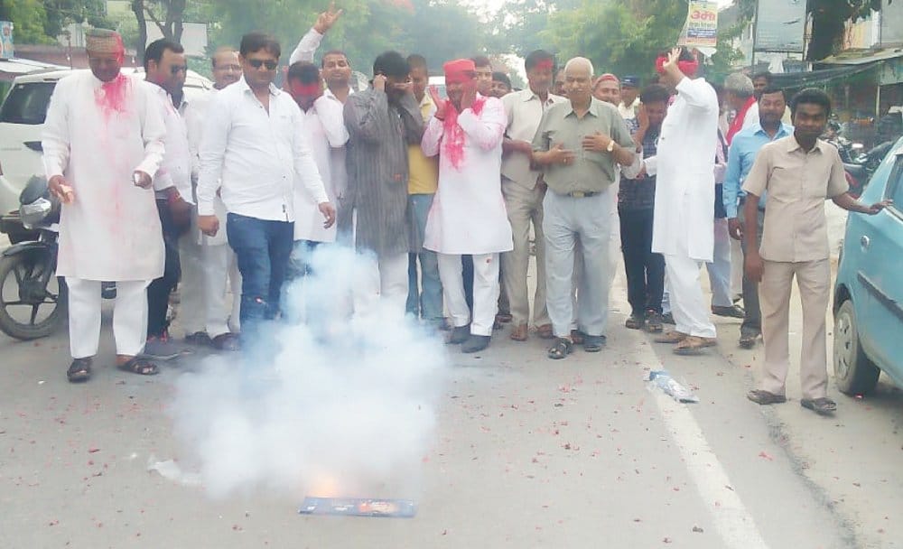 SP, Congress workers blow up  Abir-Gulul