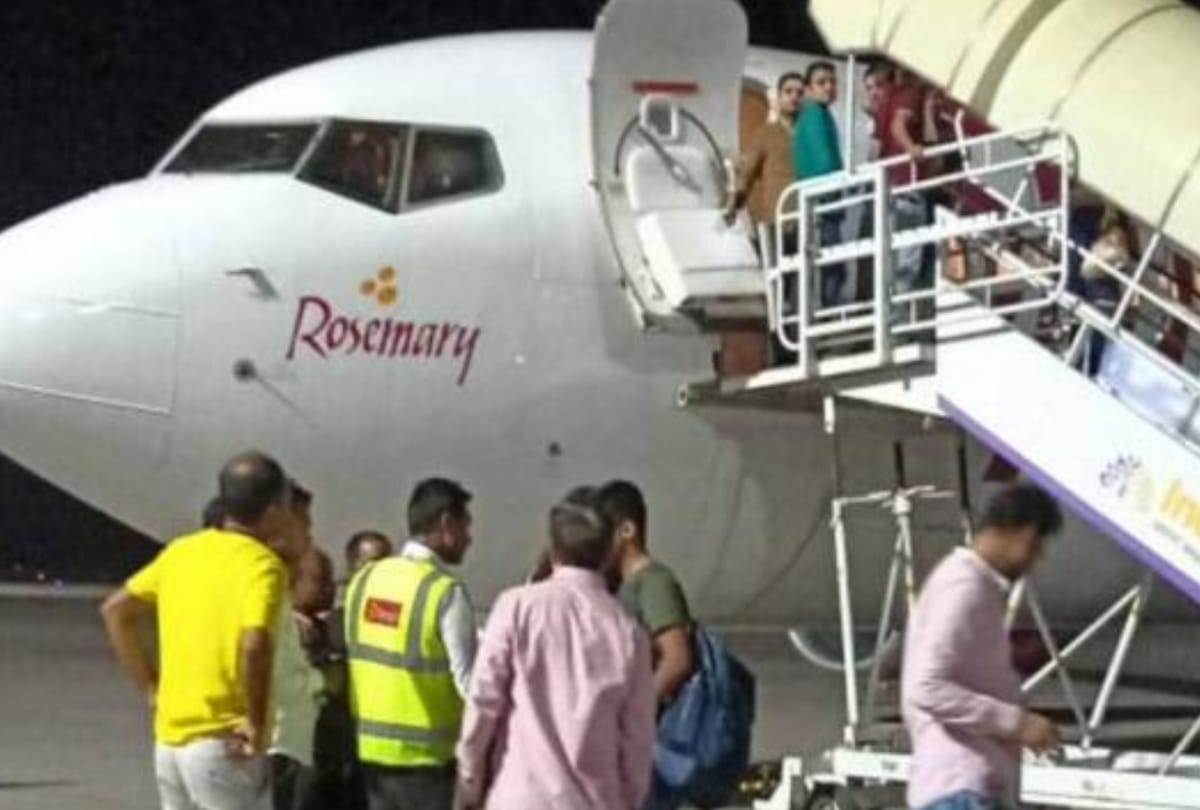 spicejet flight SG 8480 delhi to patna landed in varanasi bad weather pilot deny to fly my duty over