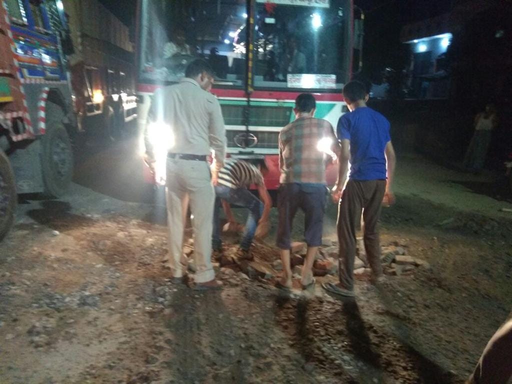  Dug road, road traffic along the road