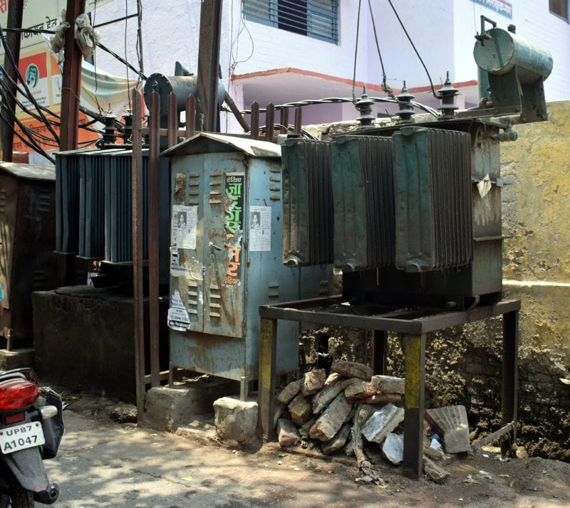 खुले में रखे ट्रांसफार्मर दे रहे हादसों को दावत