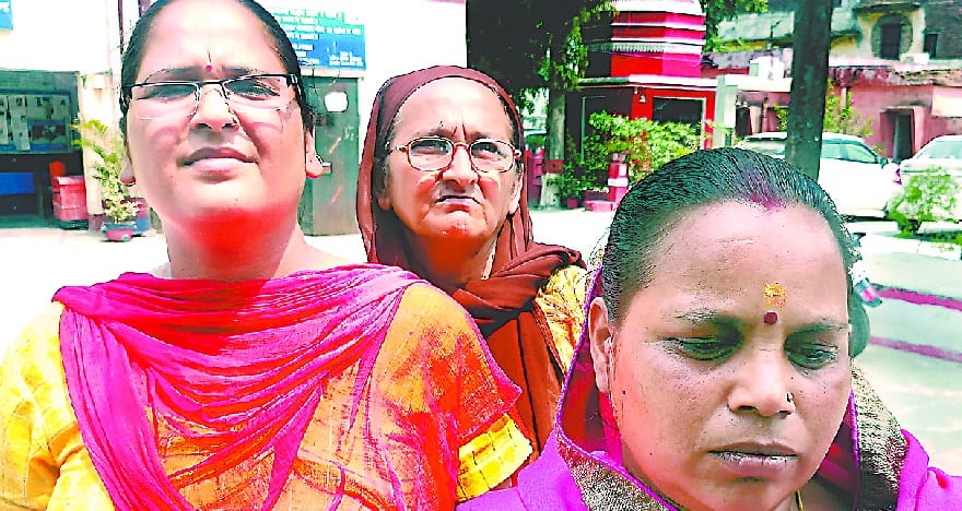 thugs looted women