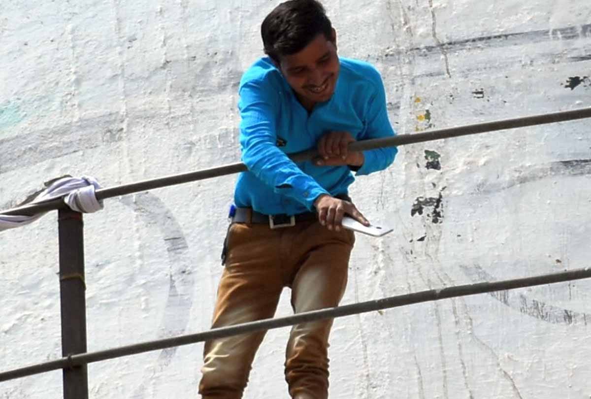 youngman climbed up to water tank because of police 