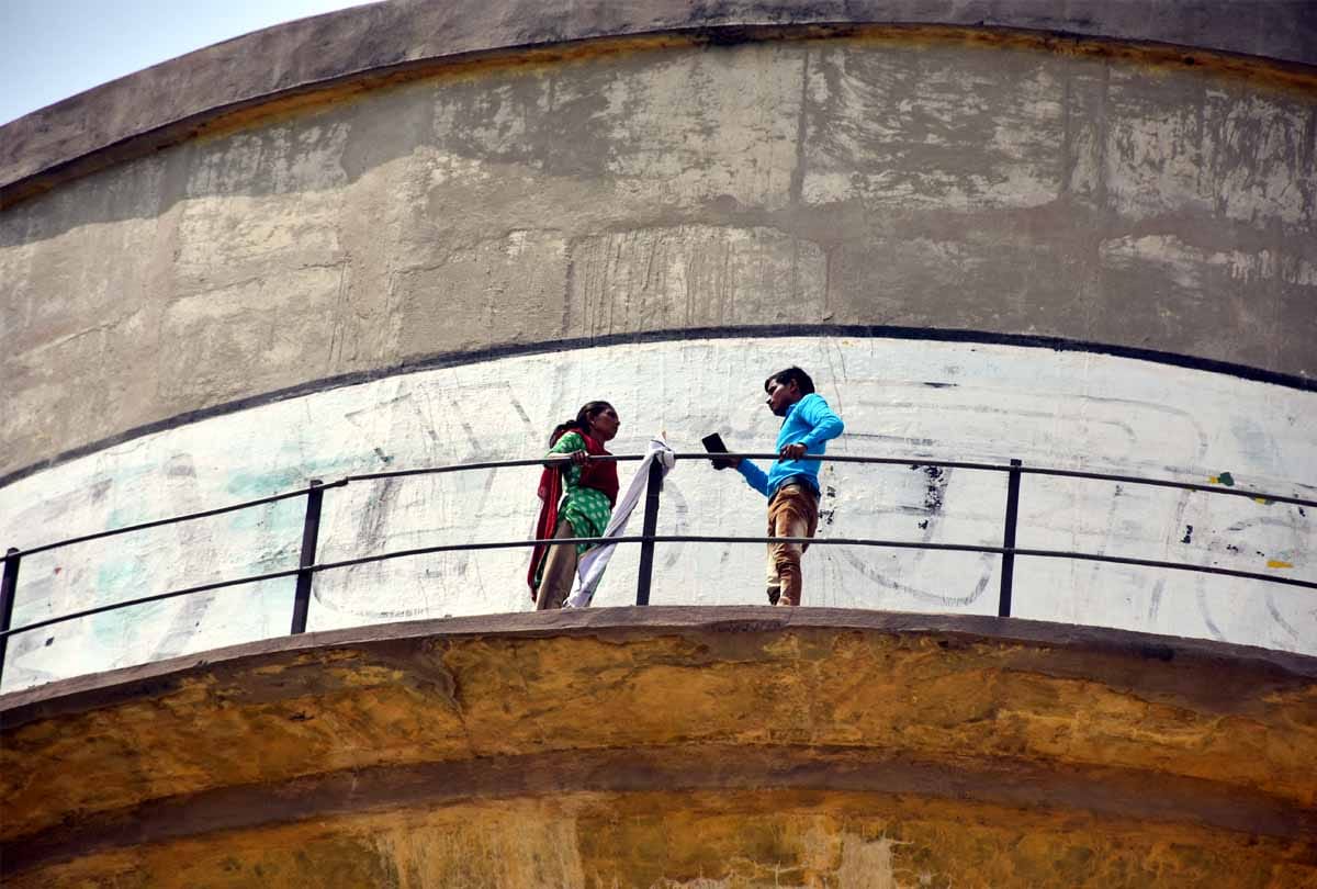 youngman climbed up to water tank because of police 