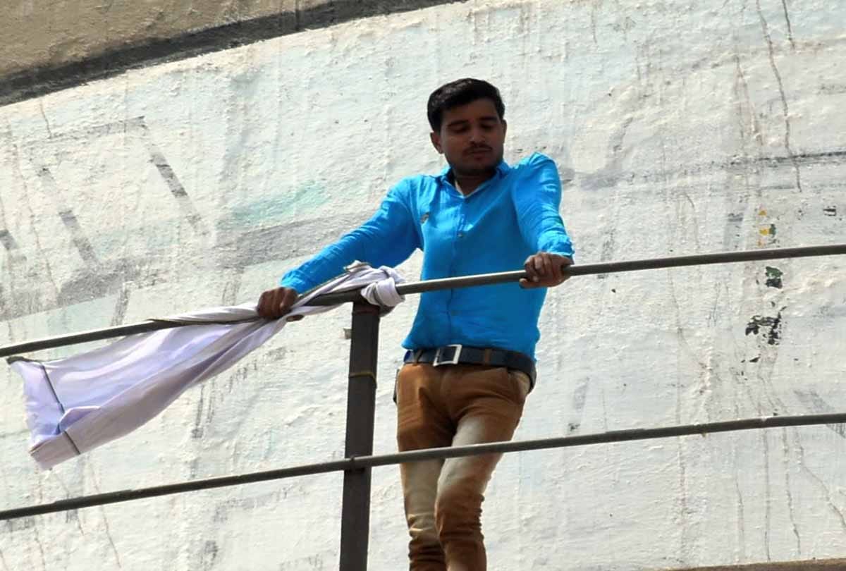 youngman climbed up to water tank because of police 