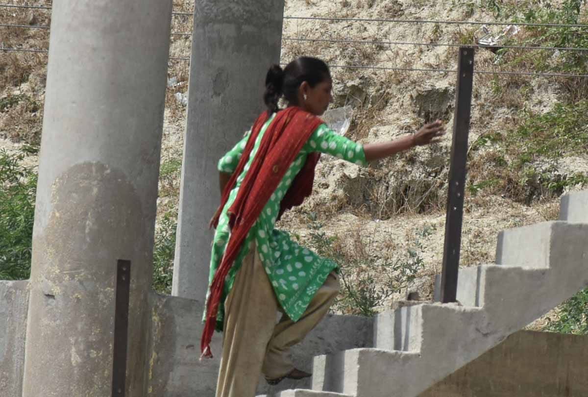youngman climbed up to water tank because of police 