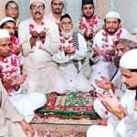 रामपुर में रमजान माह में मजार बगदादी साहब की मजार पर कुरान मुकम्मल होने के बाद दुआ करते रोजेदार। 