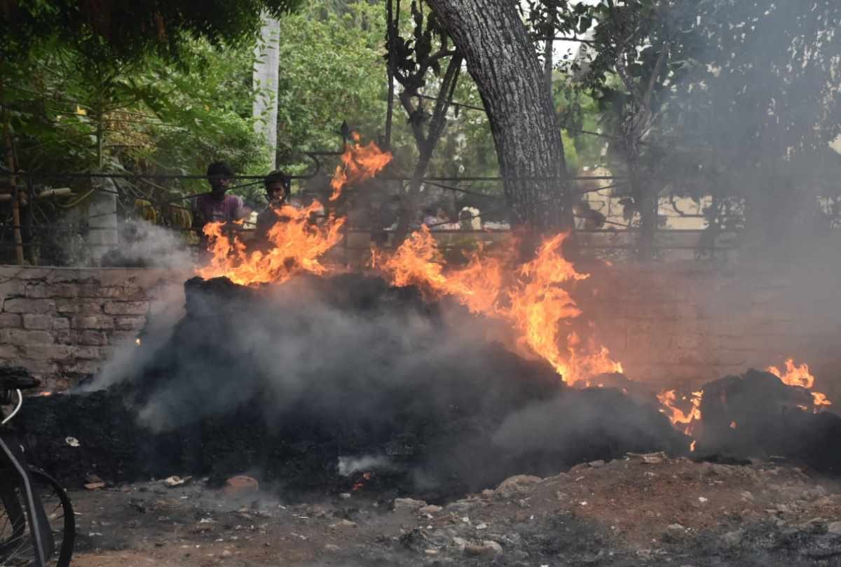Uttar pradesh Fire broke out in a cotton godown in Lucknow