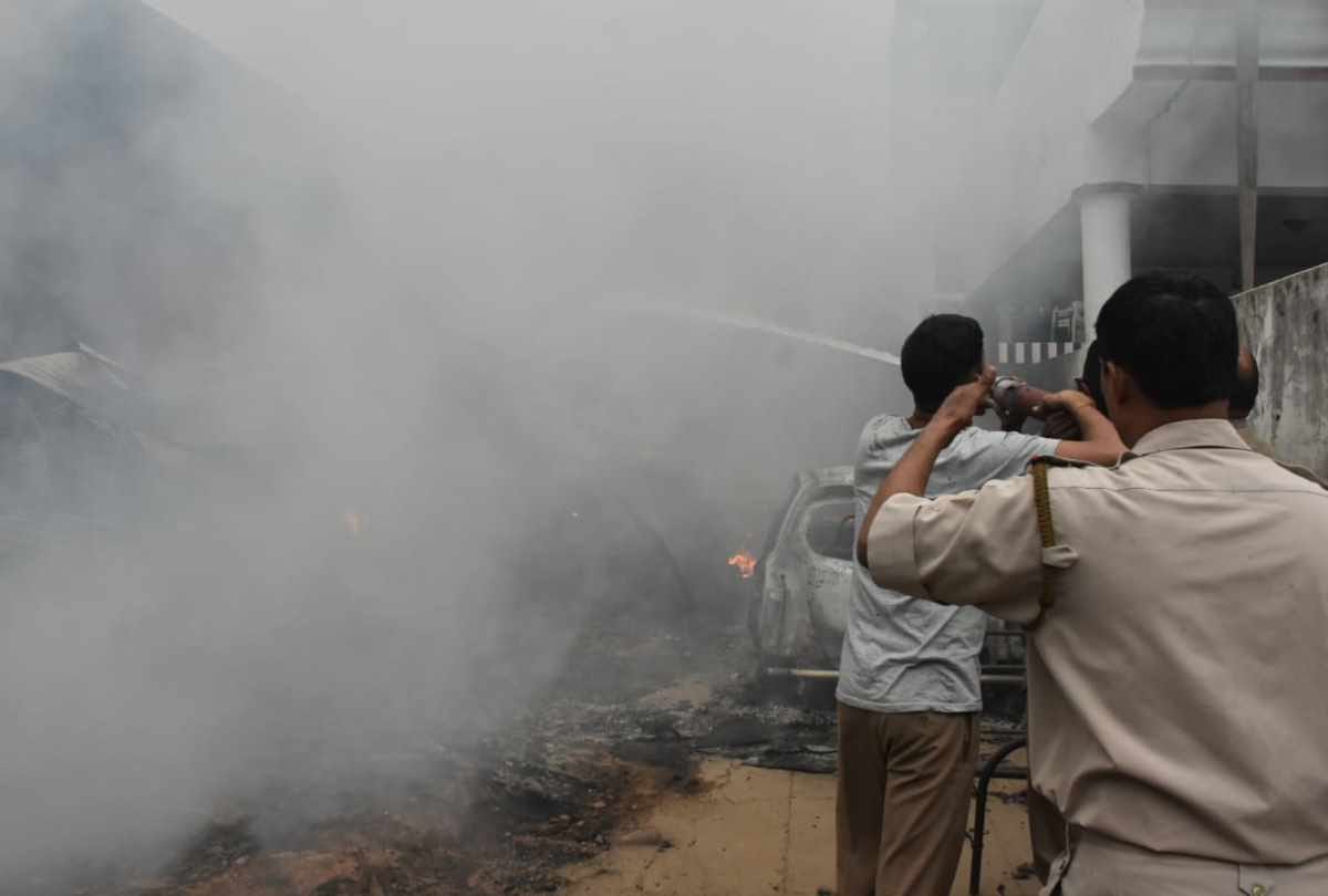 Uttar pradesh Fire broke out in a cotton godown in Lucknow
