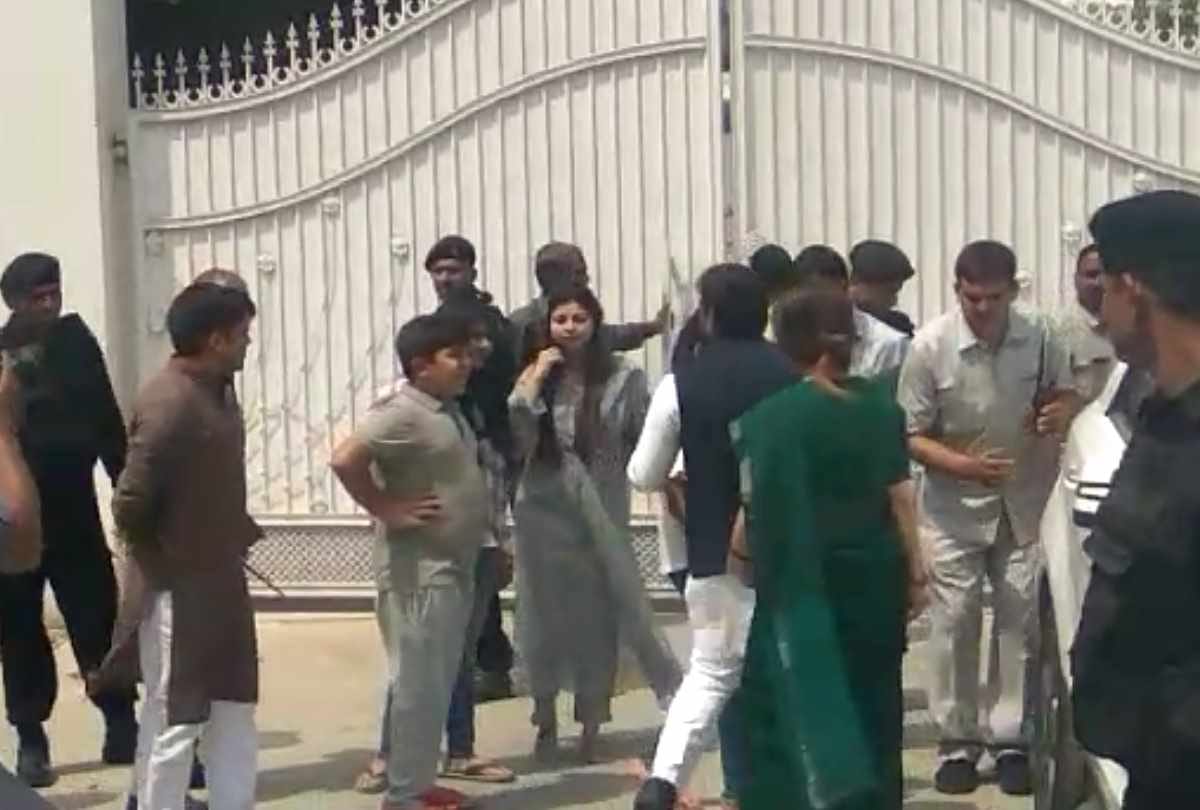 akhilesh yadav announced price for telling the name of officer