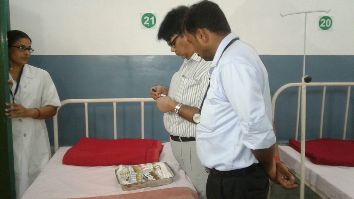 लार सीएचसी पर ड्यूटी से गायब मिले छह कर्मचारी