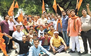 Bharati VHP, demonstrated in the Collectorate, after breaking the temple in Barahana