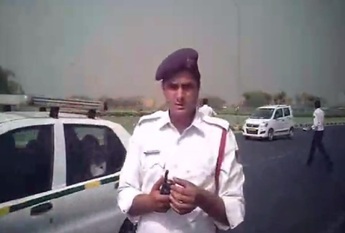 cab driver made video of delhi traffic police taking bribe goes viral, three suspended and probe on