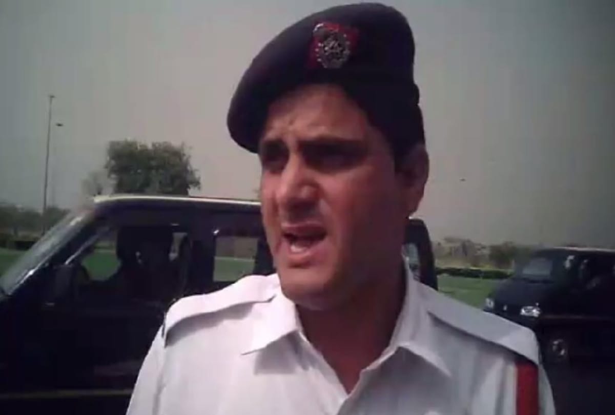 cab driver made video of delhi traffic police taking bribe goes viral, three suspended and probe on