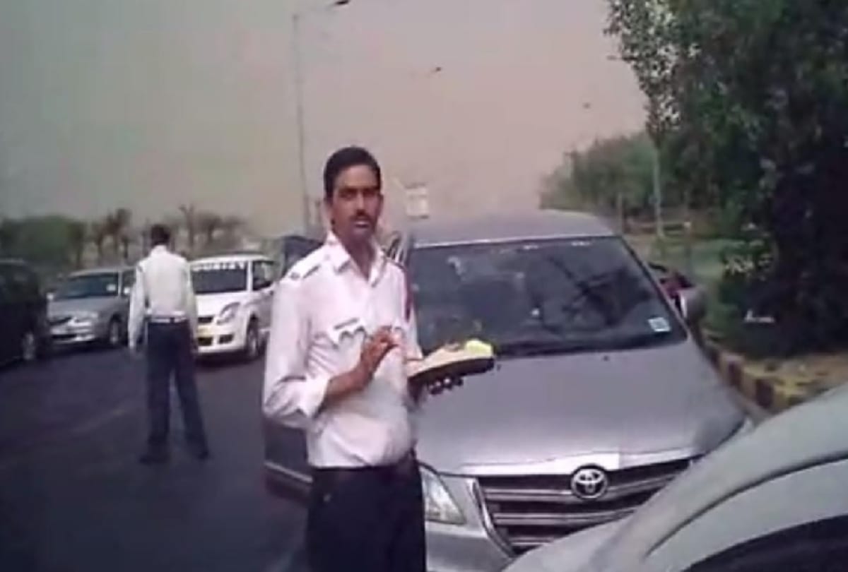 cab driver made video of delhi traffic police taking bribe goes viral, three suspended and probe on