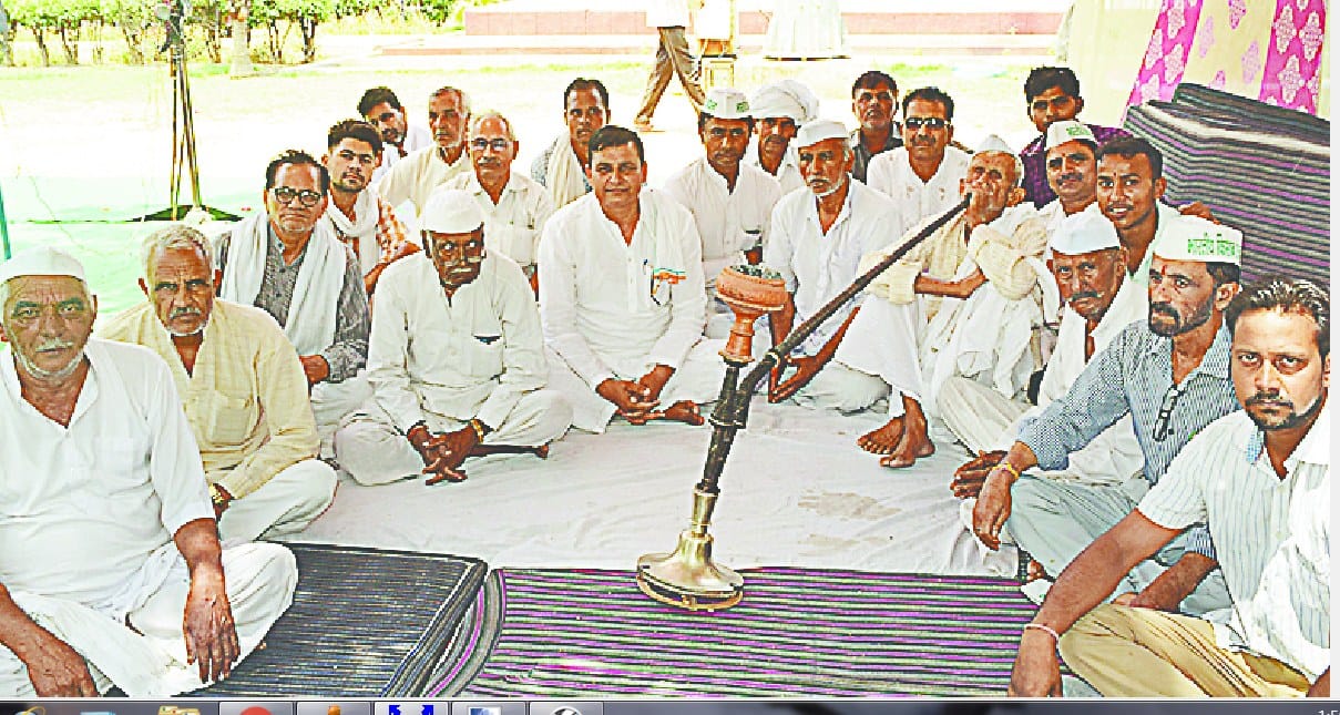 dharnarat kisano ne mantri ke samaksh jtaya rosh