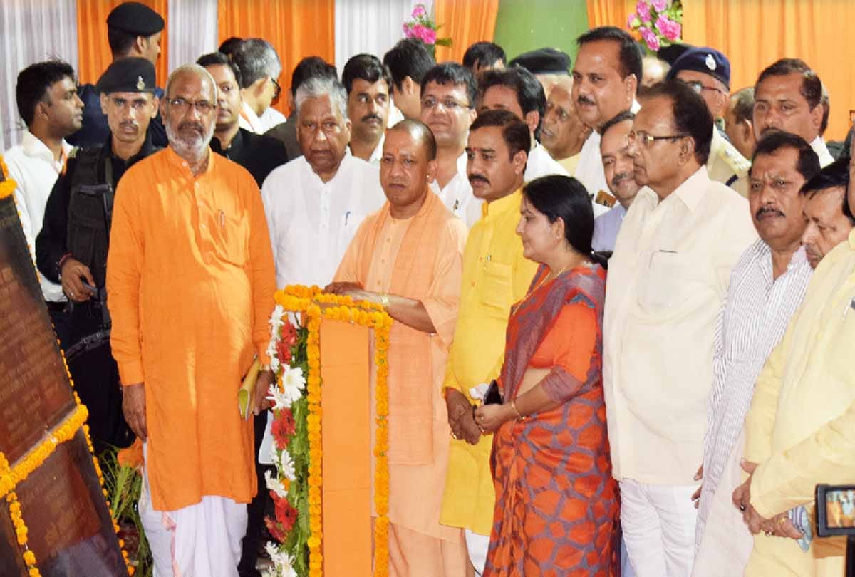 cm yogi said It is wrong to make public issue of threatening MLA  