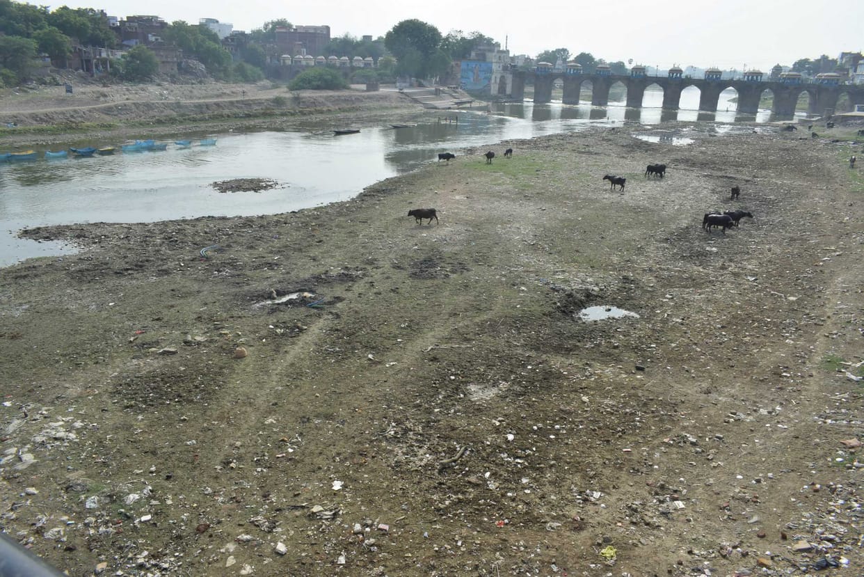 सो गए रहनुमा, नाले की शक्ल में तब्दील हुई गोमती नदी