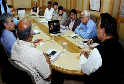 CM reviews water crisis from video conferencing at delhi