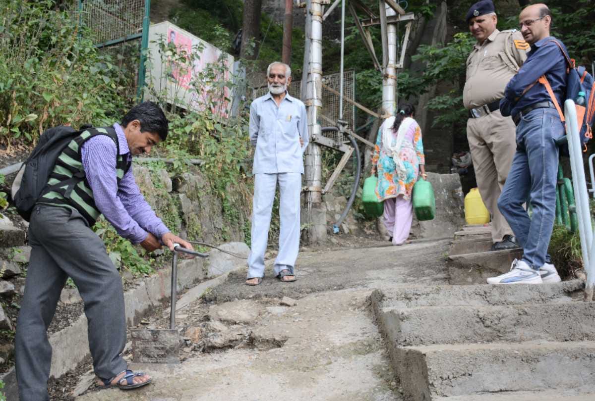 देर रात फील्ड में रहकर पानी भरवा रहे निगम अधिकारी, कर्मचारी