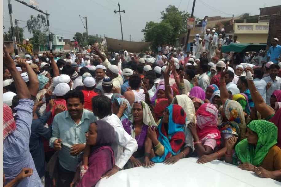 Women stop the SDM car