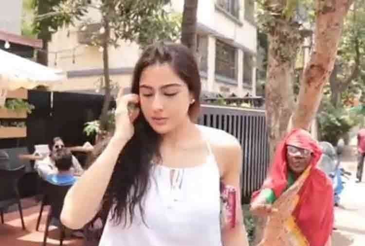 sara ali khan outside a restaurant worst behave with a old poor lady video goes viral