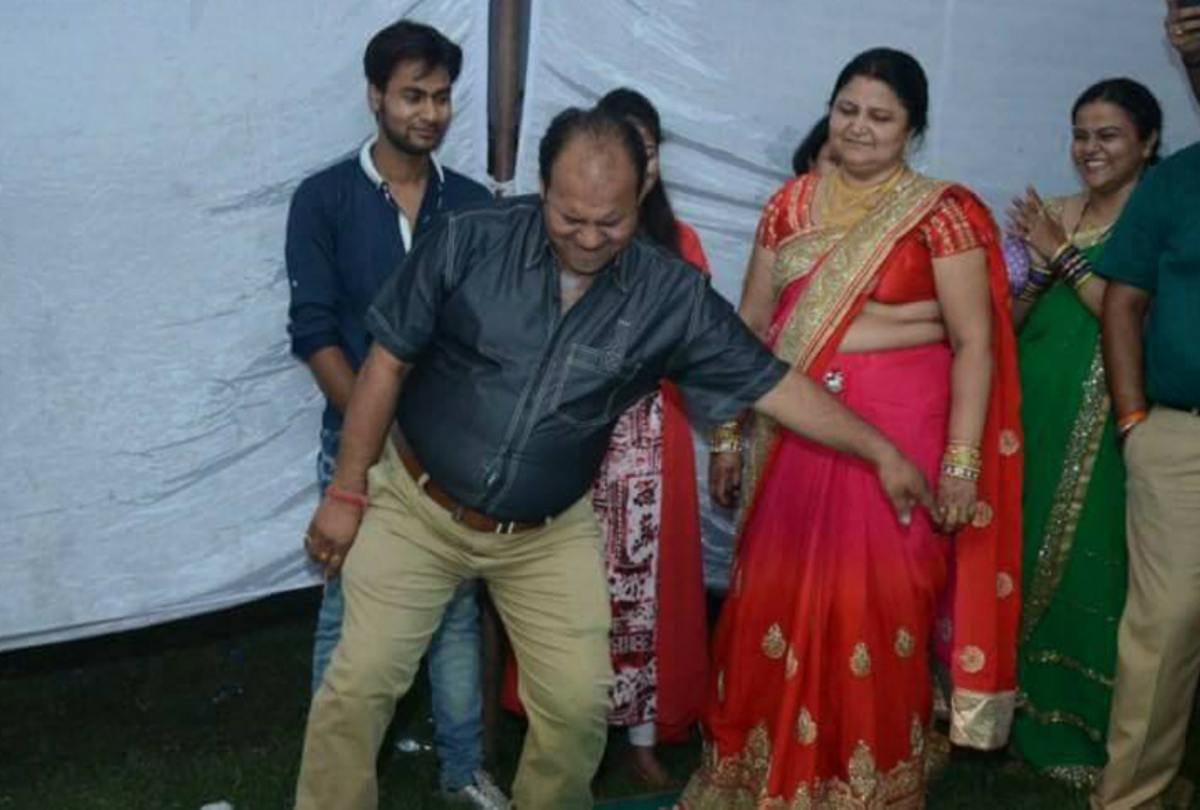 Three video viral of a man who can dance in Bollywood actor Govinda style