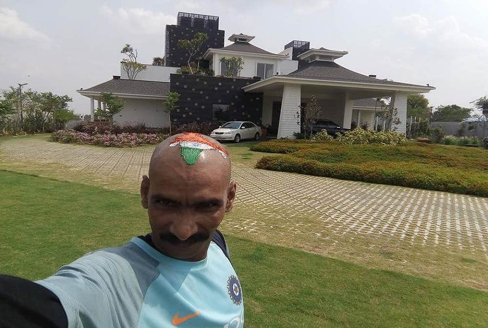 sachin tendulkar Super Fan Sudhir Gautam Hosted by MS Dhoni For Lunch