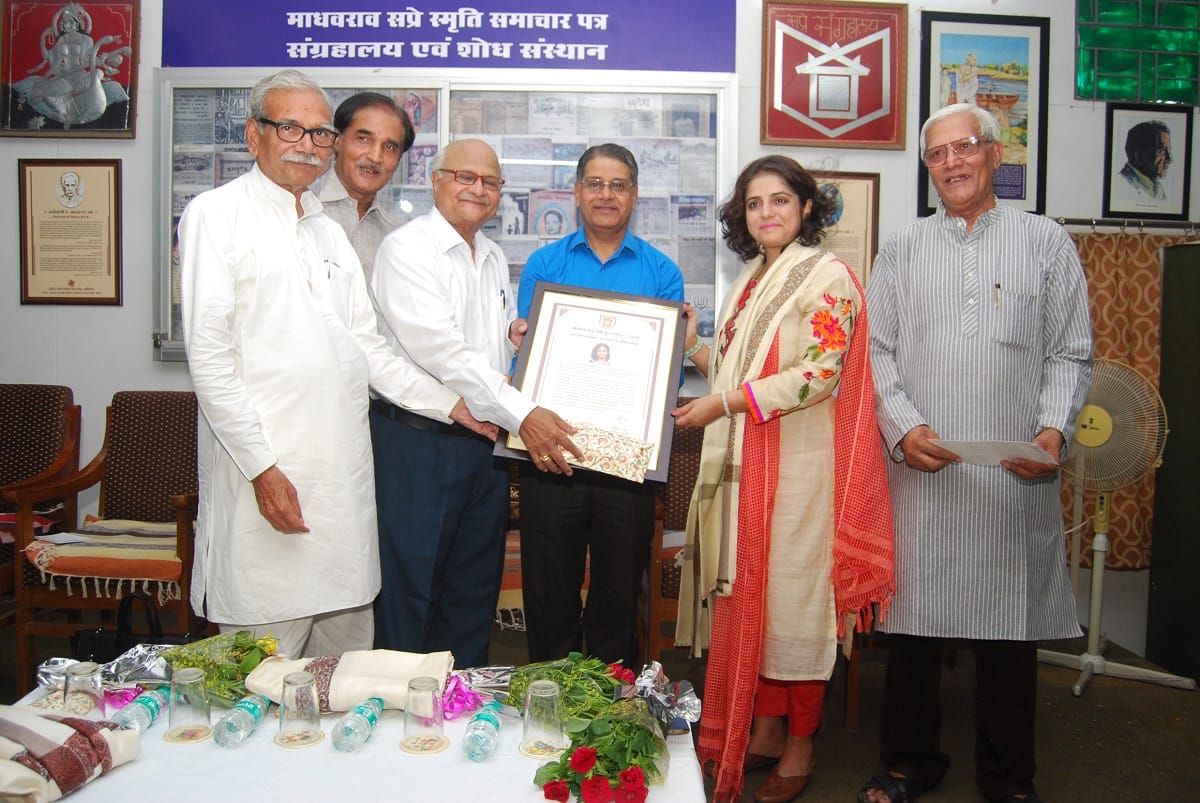 Vartika Nanda and Arvind Singh awarded by Madhavrao award on the occasion of Hindi Journalism Day