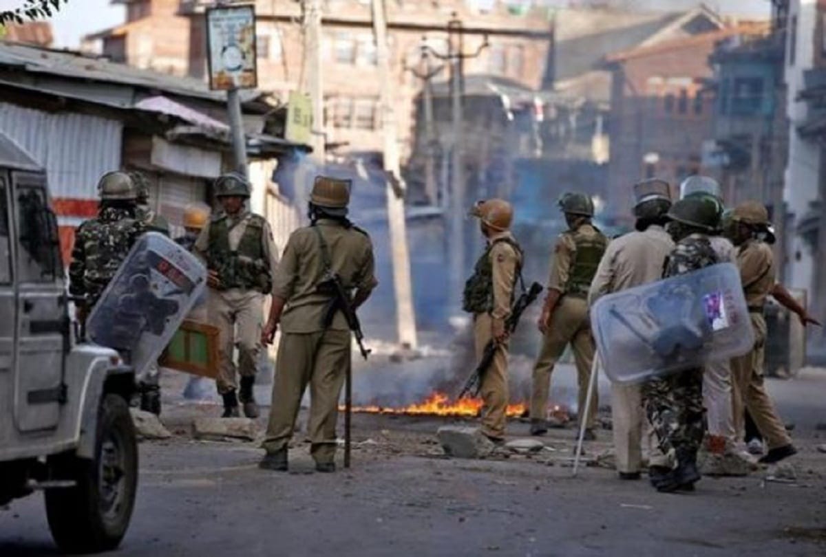  Raging violence after Namaz in Nahatta old city of srinagar 