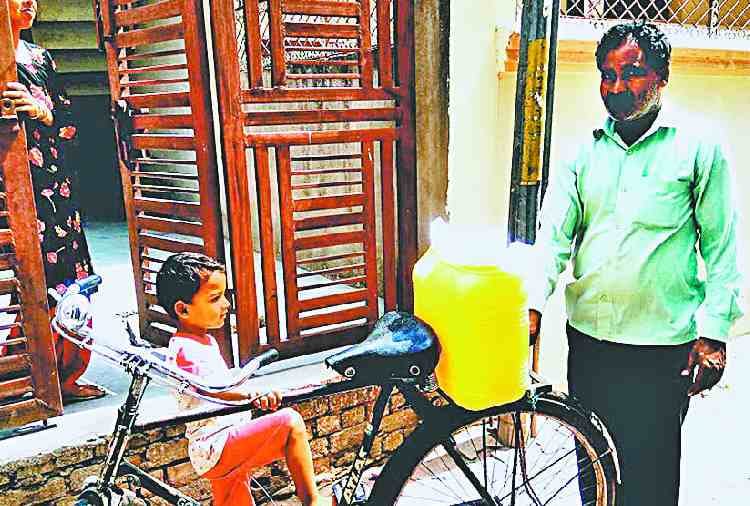 water crisis in chandigarh, people protest outside nagar nigam
