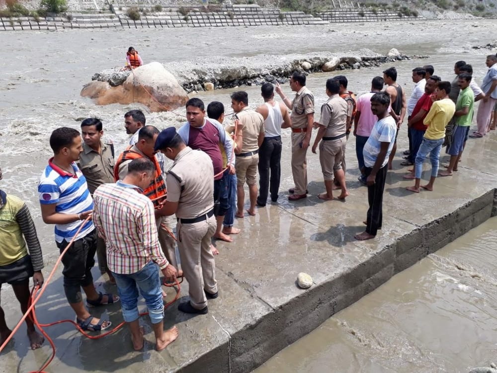 Woman Stuck Between River in uttarakhand