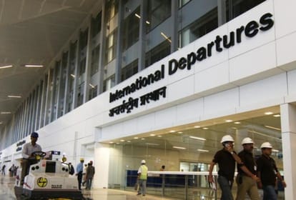 Delhi: दिल्ली एयरपोर्ट पर श्रीलंकाई एयरलाइंस की आपातकालीन लैंडिंग, हाइड्रोलिक सिस्टम में आई खराबी Emergency landing of SriLankan Airlines at Delhi airport
